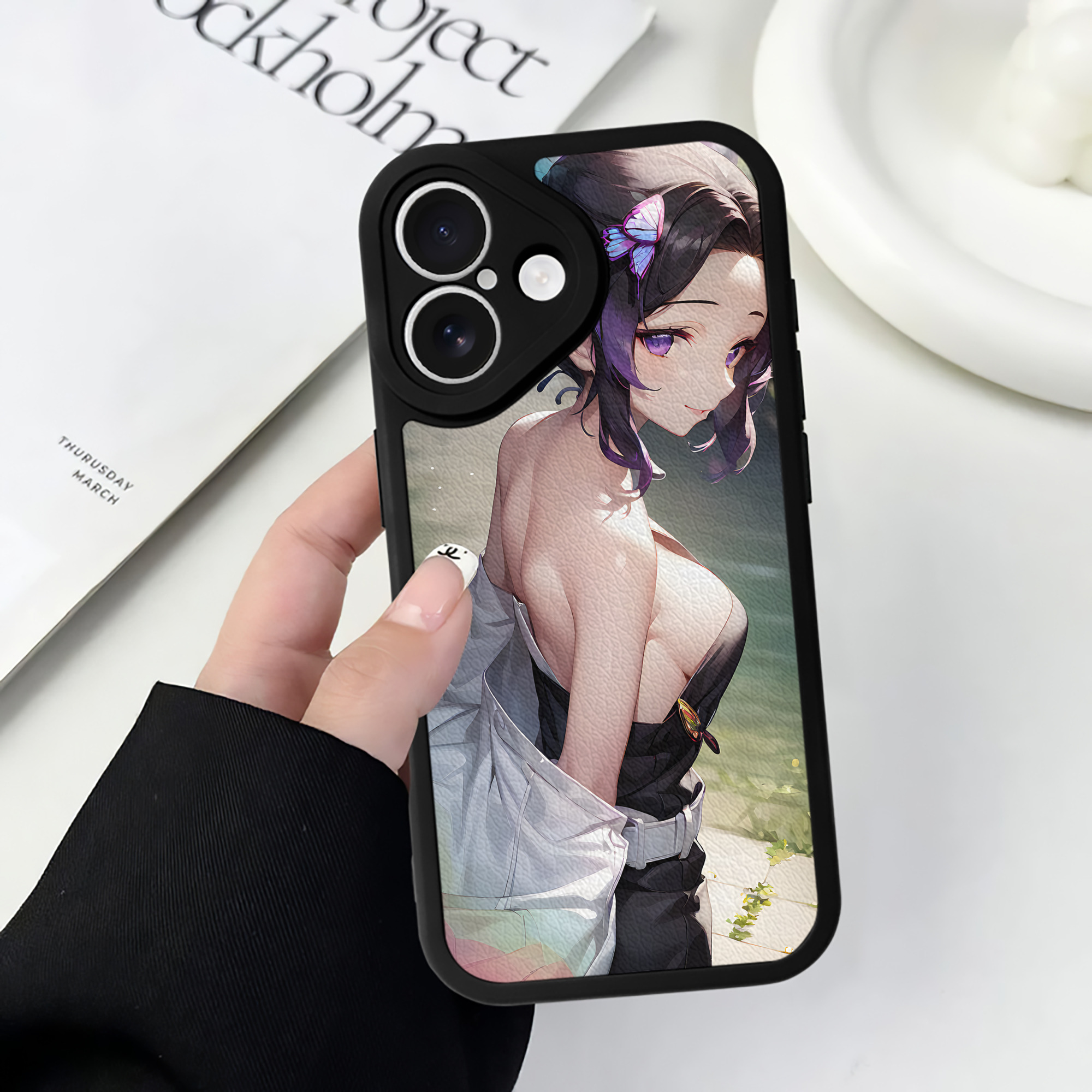 （画像用） 鬼滅の刃（きめつのやいば）蟲柱-胡蝶 しのぶ／こちょう しのぶ Kochou Shinobu 【iPhone 16シリーズ対応】シリコンスマホケース（レザー調） 材質：シリコン